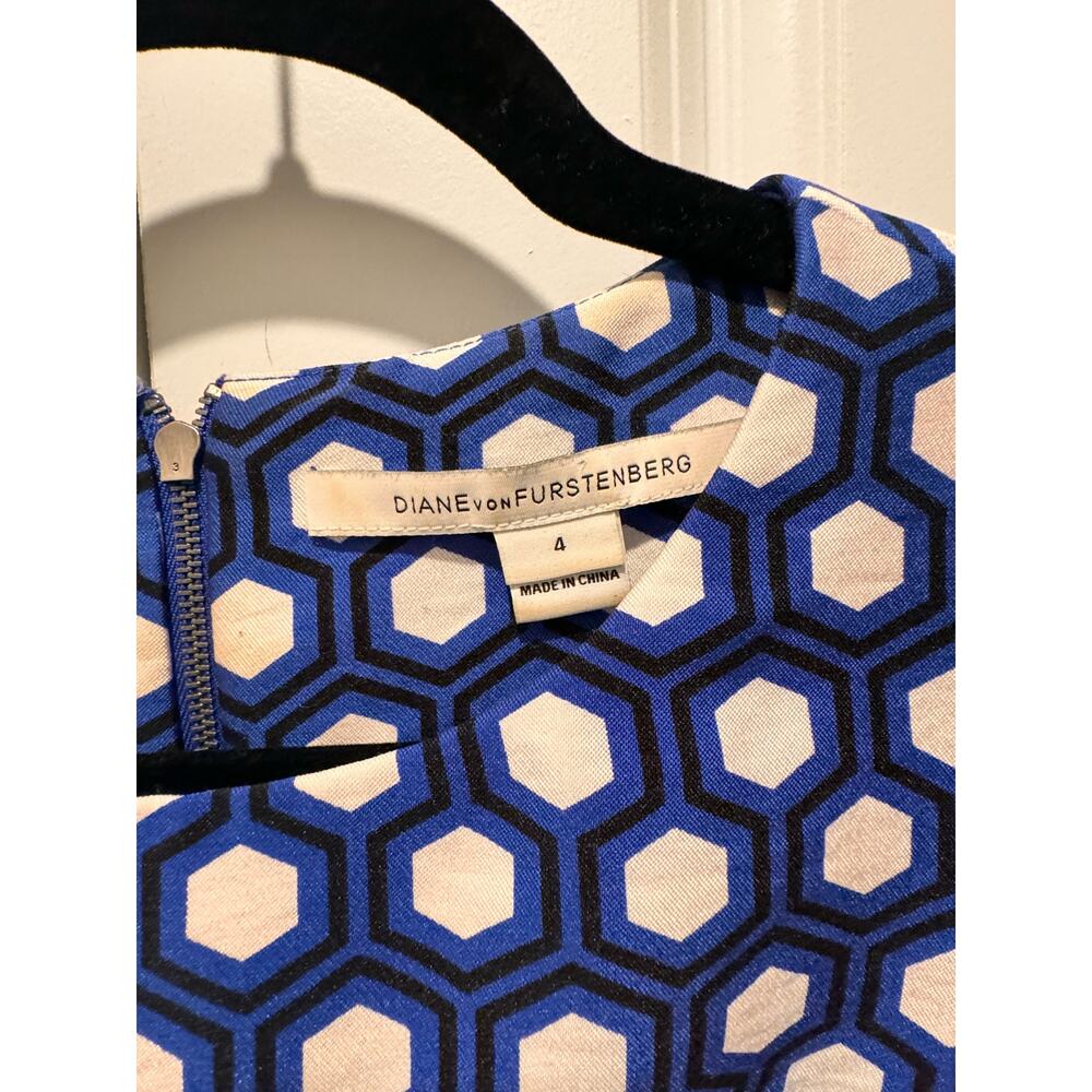 Diane Von Furstenberg "Carrie" Blue & White Hexagon Dress, Size 4 - Picture 5 of 5